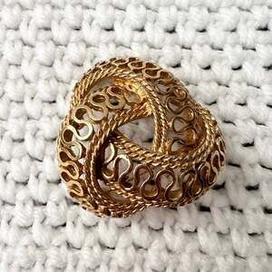 Boucher Vintage Gold Tone 9126 Gold Triple Knot Loop Brooch Pin Signed Luxury